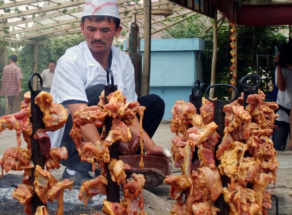 ▲新疆馕坑烤肉。（拉姆 供图）