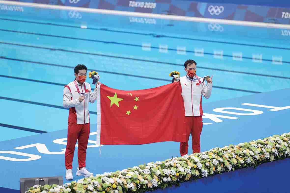 3日进行的东京奥运会跳水男子单人3米板决赛中,两位中国选手谢思埸和
