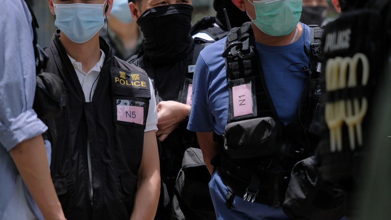 警察背心上的行动呼号呈粉红色（图片来源：港媒）