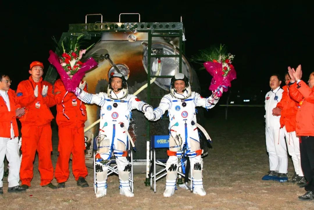 航天员费俊龙,聂海胜顺利出舱神舟六号返回舱成功着陆经过115小时32