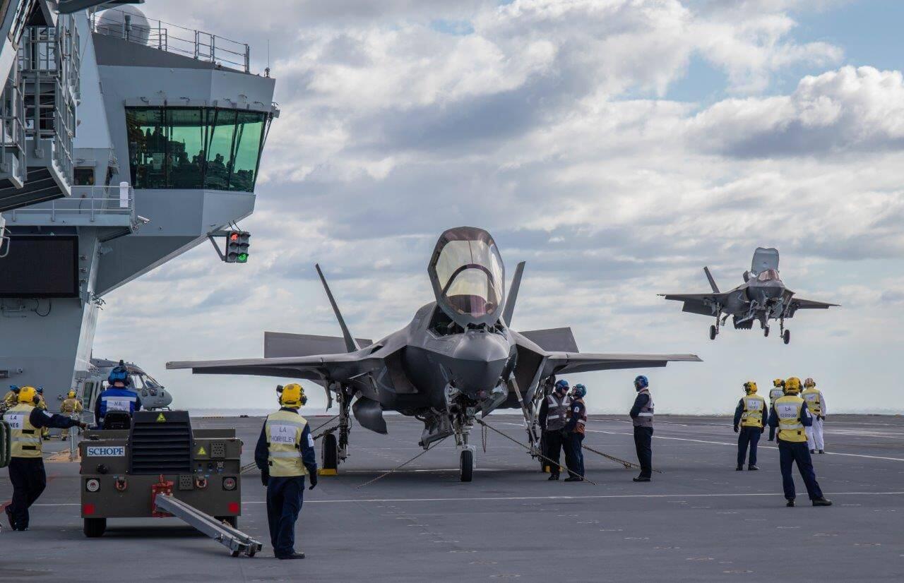 F-35B战斗机在“伊丽莎白女王”号航母上降落