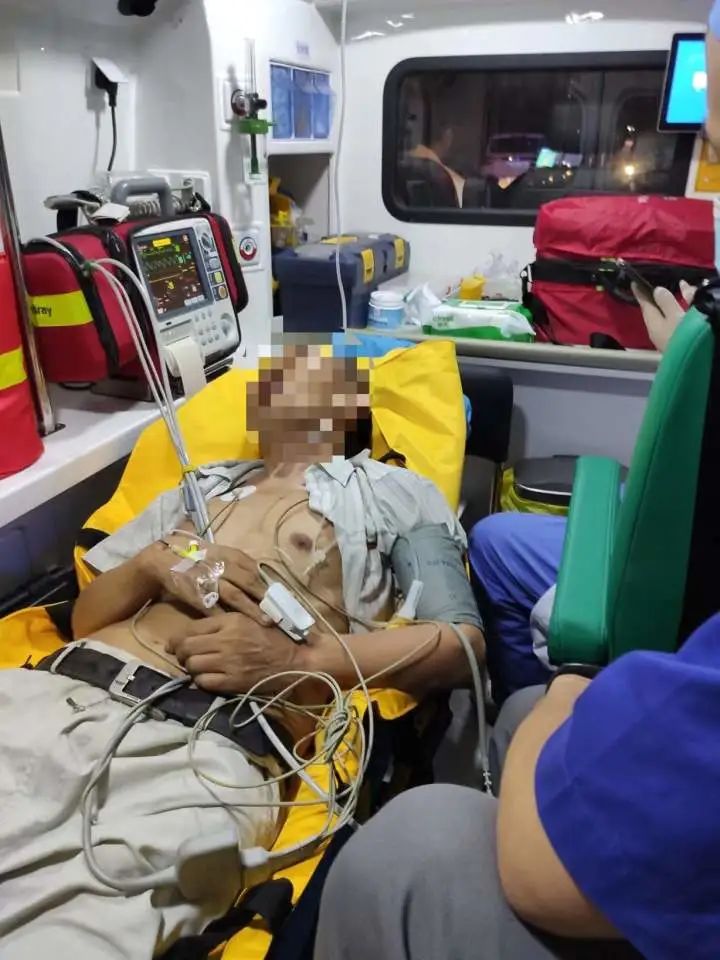 77岁的李睿因热射病晕倒在家中，被送上救护车时已经意识不清。