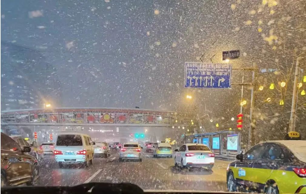 北京龙年首场降雪来了道路结冰黄色预警中这场雪下到什么时候