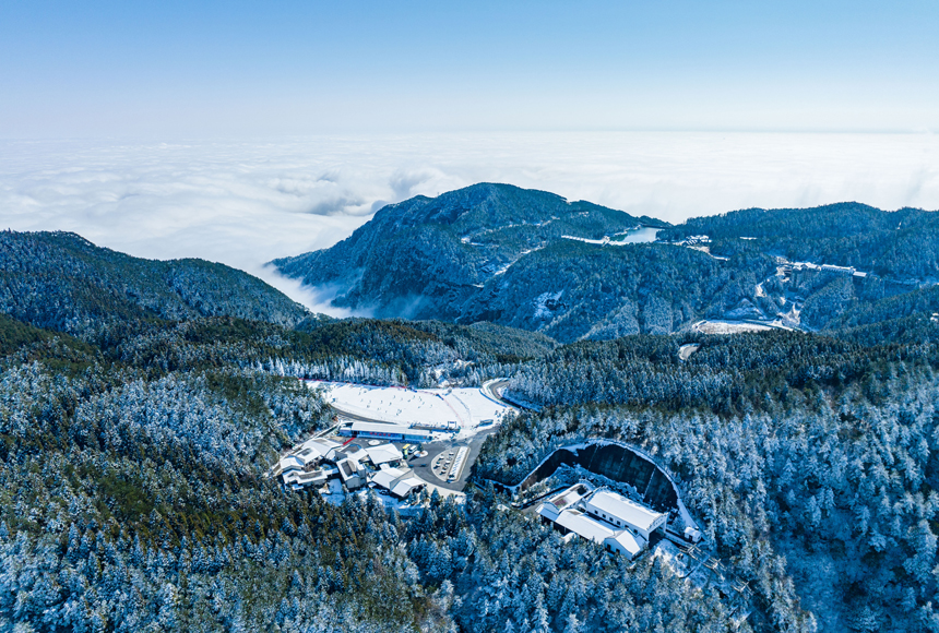 明月山雪景图片