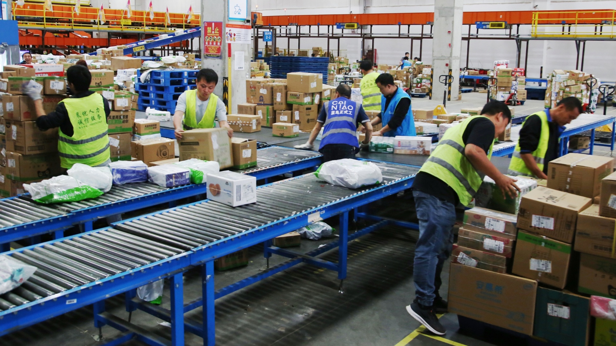 2023年4月21日,南京空港园区,员工在分拣货物