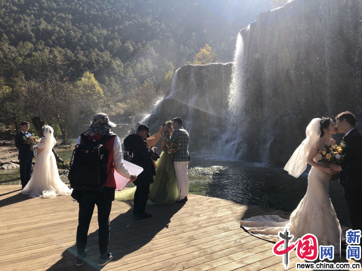 蓝月谷景区吸引了全国各地的新人前来拍摄婚纱照。 中国网记者 严星／摄