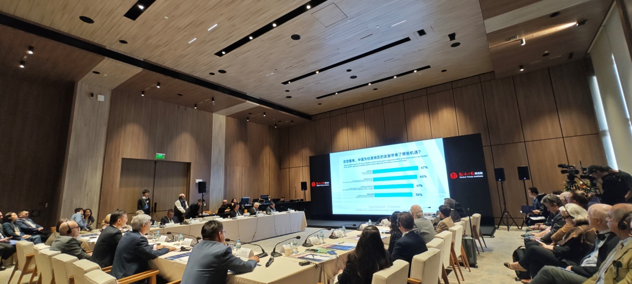 论坛现场嘉宾观看民调结果视频