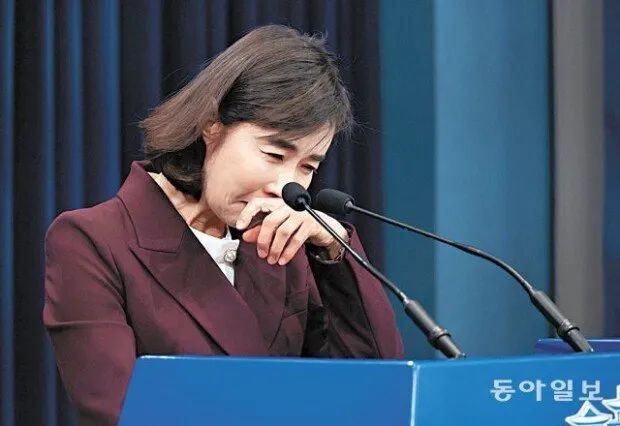 3月10日,青瓦台发言人朴炅美传达文在寅信息时流泪,一度导致发布会中断。图片来源:韩国《东亚日报》。
