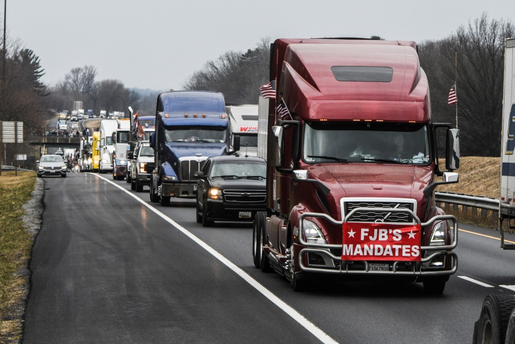 美国大批卡车司机集结华盛顿抗议防疫限制措施