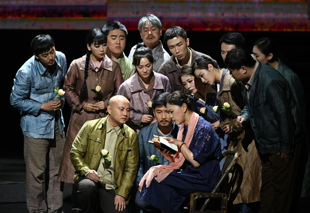 3月12日,演员在话剧《春潮》中表演.新华社记者 金良快 摄