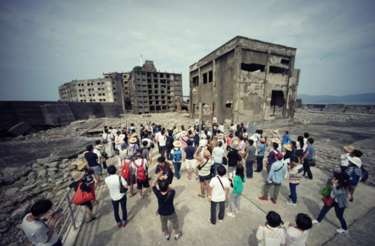 日本游客正在“军舰岛”上进行参观。 资料图 图自韩媒