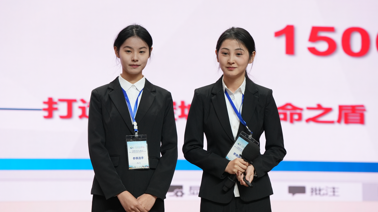 台州学院“煜焰新材”团队杨海琴和马丽娜在总决赛答辩中
