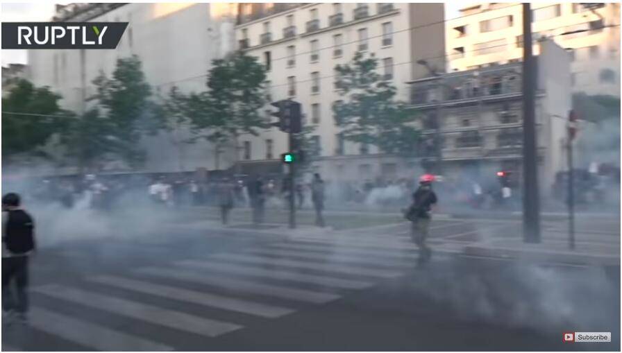 警方射催泪瓦斯驱散人群