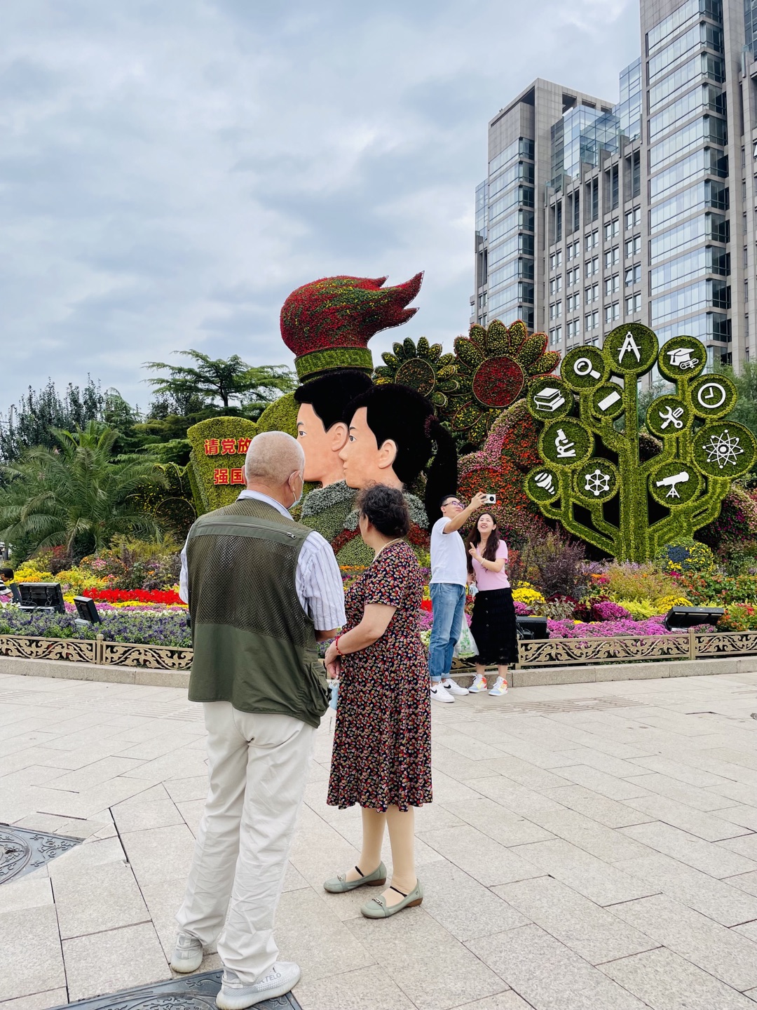 爷爷奶奶看过去，满眼都是四十年前的自己