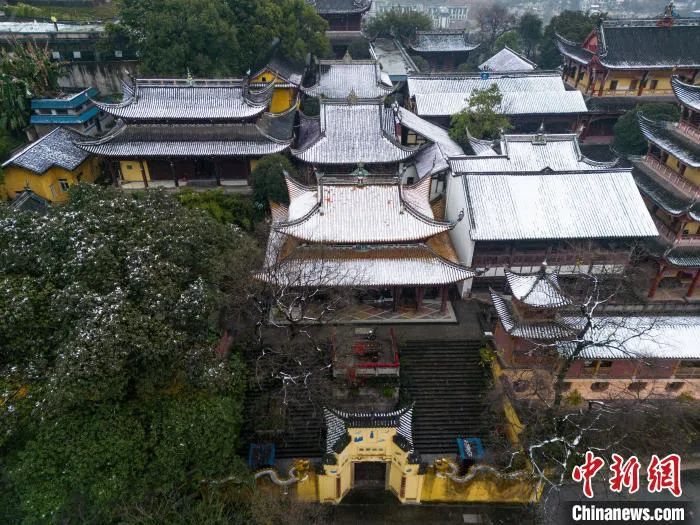 图为飘雪让涂山寺“披上”银白外衣。中新社记者 何蓬磊 摄