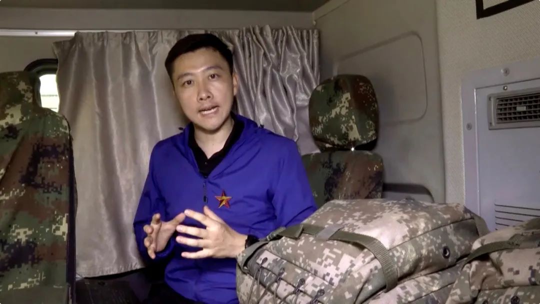 记者王居蔚在导弹车驾驶室里新装备将指挥通信,导航定位,火力诸元