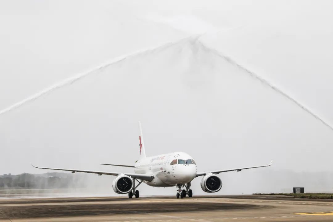 资料图：1月2日，海口美兰国际机场为国产大飞机C919举行“过水门”仪式。新华社记者 张丽芸 摄