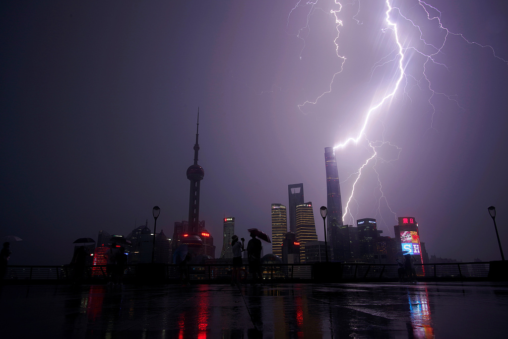 上海夜空电闪雷鸣东方明珠"接闪"