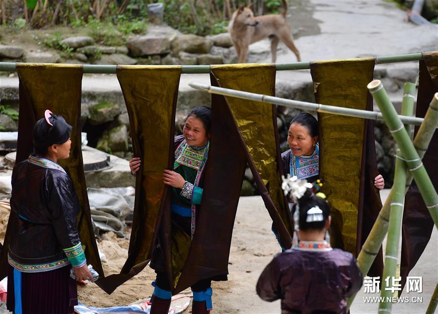 10月25日，乌英苗寨妇女们在亮布文化节上交流。 新华社记者 黄孝邦 摄