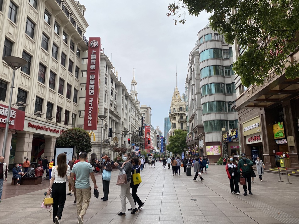 南京东路步行街重聚人气. 澎湃新闻记者 陈逸欣 摄