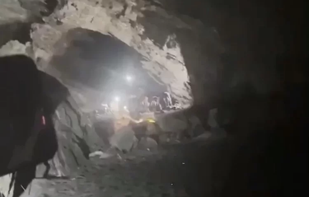 16人被困海蝕洞。 圖自台灣“聯合新聞網”