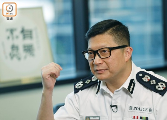 邓炳强表示送粉末信的意图是挑战特区治安。图自香港“东网”