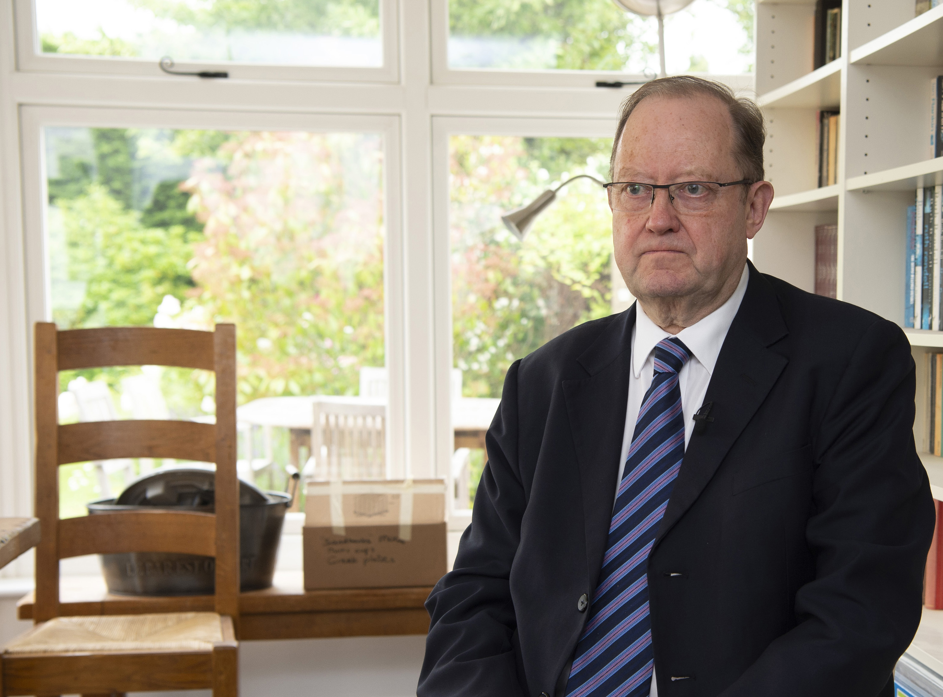 英国学者由于英国唯美国马首是瞻中英黄金时代的根基已消失