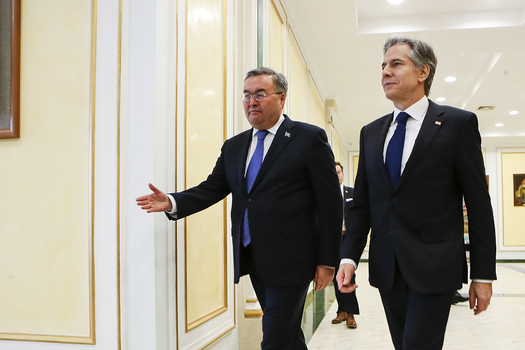 2月28日，哈萨克斯坦阿斯塔纳，哈萨克斯坦外交部长穆赫塔尔·特列乌别尔季（左）欢迎美国国务卿布林肯（右）参加会谈。（视觉中国）