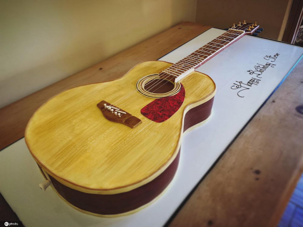 膜拜大神!国外女子用蛋糕打造吉他菠萝