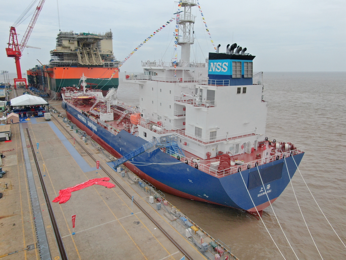 江苏启东:国内首艘动力定位穿梭油轮命名交付