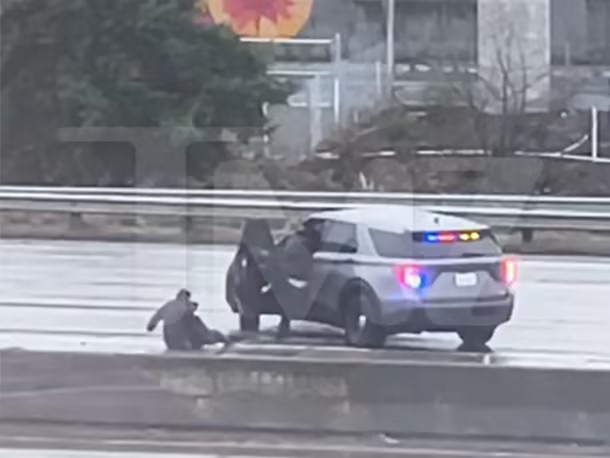 美媒称，一美国男子光天化日下将警察从警车上拽下。