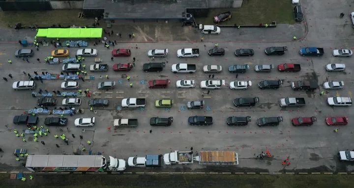 2月21日，美国得克萨斯州休斯敦的居民开车排队领取饮用水。新华社/路透