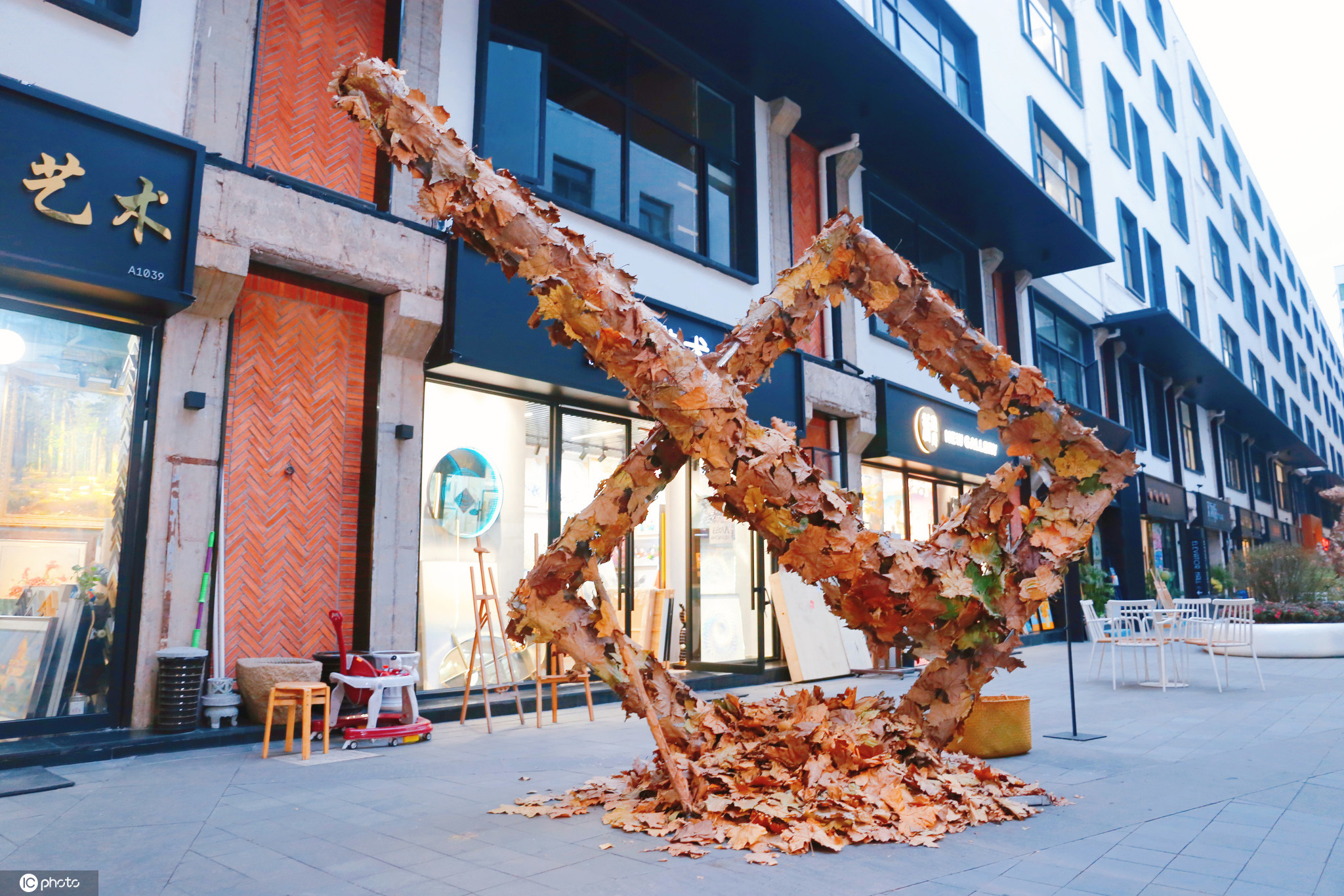 上海秋叶雕塑艺术节亮相魔都街头自然落叶变身装置设计作品