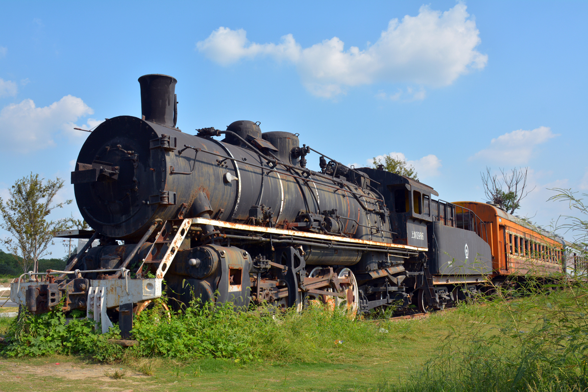 An abandoned locomotive and a few carriages by the side of the road is a popular spot for selfies and model photographs. [Photo provided to chinadaily.com.cn] 