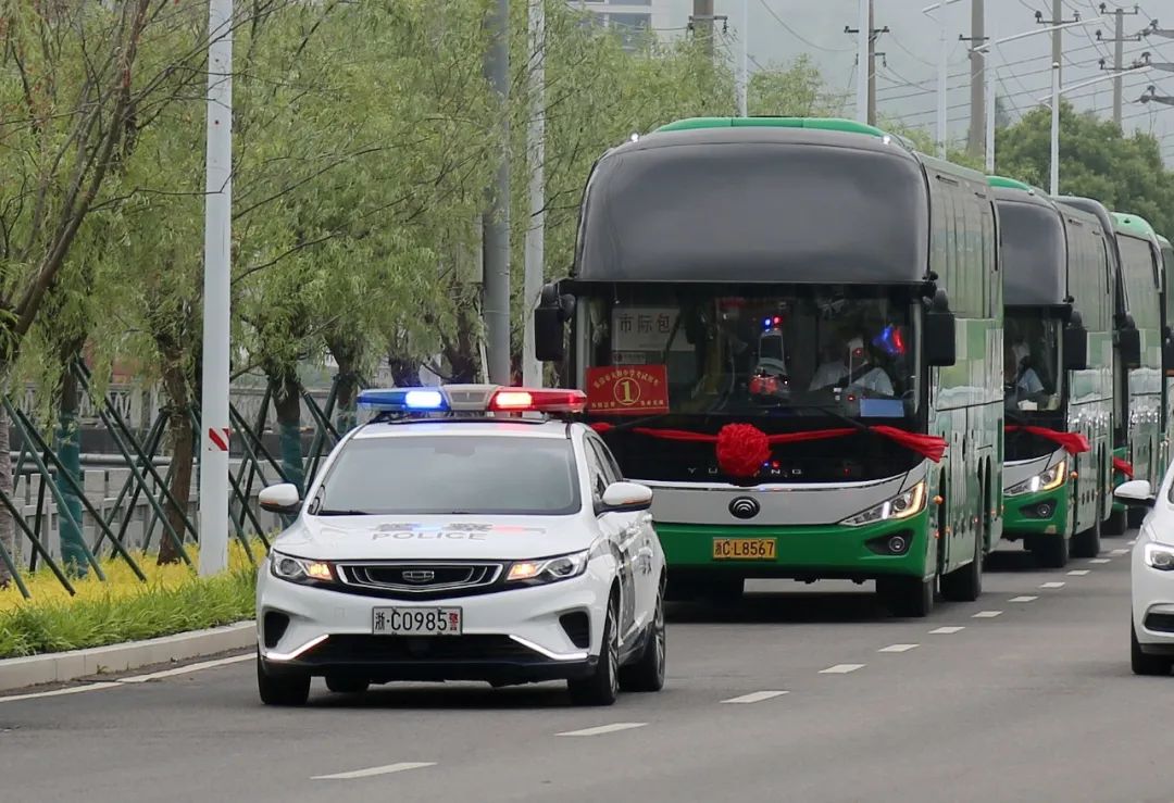 “985”警车开道!这件事他们坚持了18年