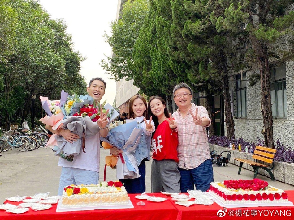 流金岁月杀青合影杨佑宁与刘诗诗倪妮同框笑容灿烂