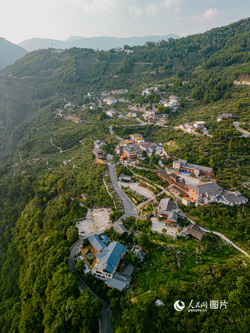 7月9日，四川省北川羌族自治县石椅村，群山环绕，森林茂密，自然风光优美。近年来，石椅村依托优越的生态环境、浓郁的羌族文化和优质的农特产品资源，已基本形成集观光、体验、康养为一体的农文旅深度融合典型少数民族特色村寨。人民网记者 于凯摄