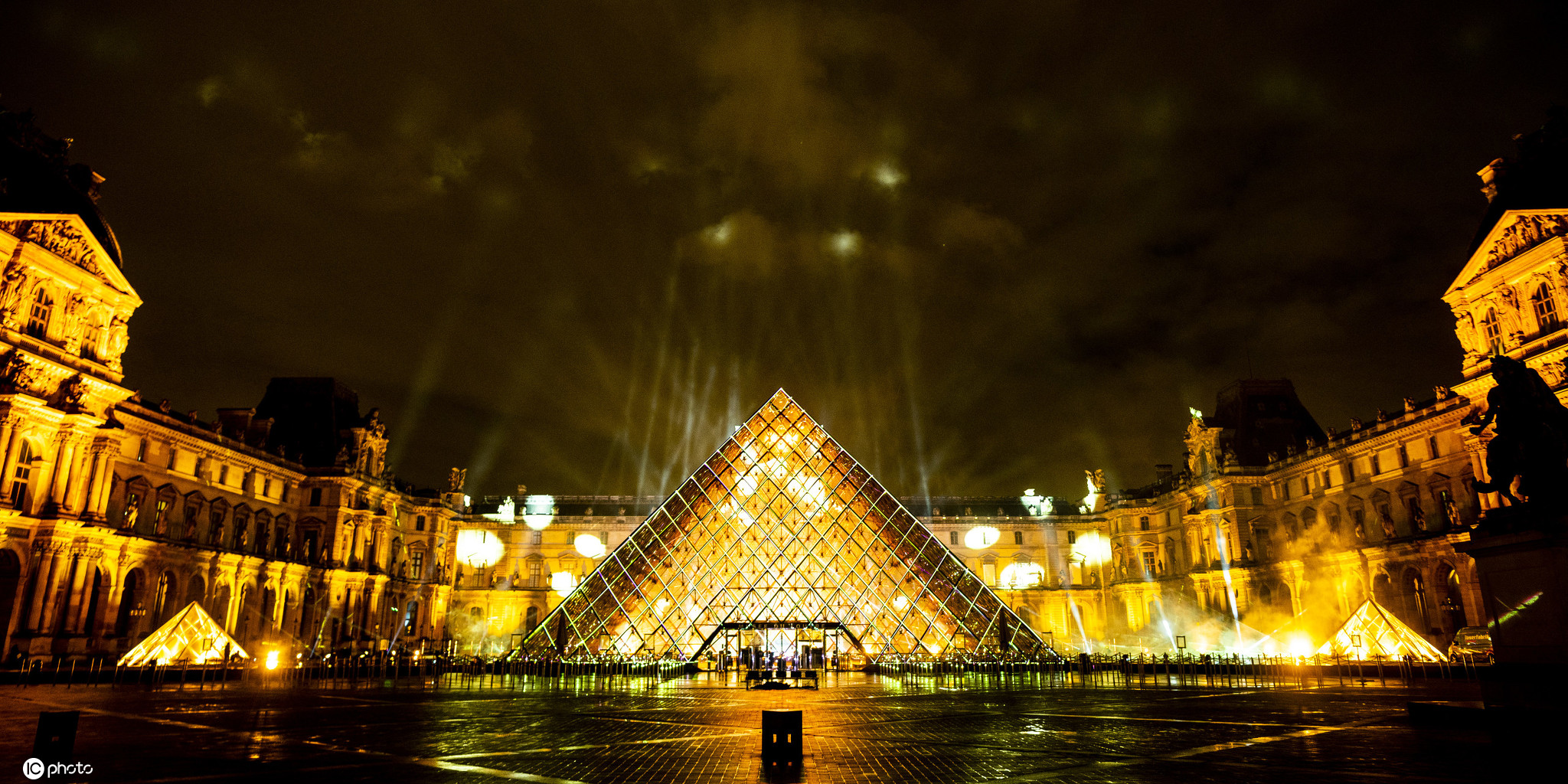 五光十色绚烂夺目!法国卢浮宫举行迎新年亮灯活动