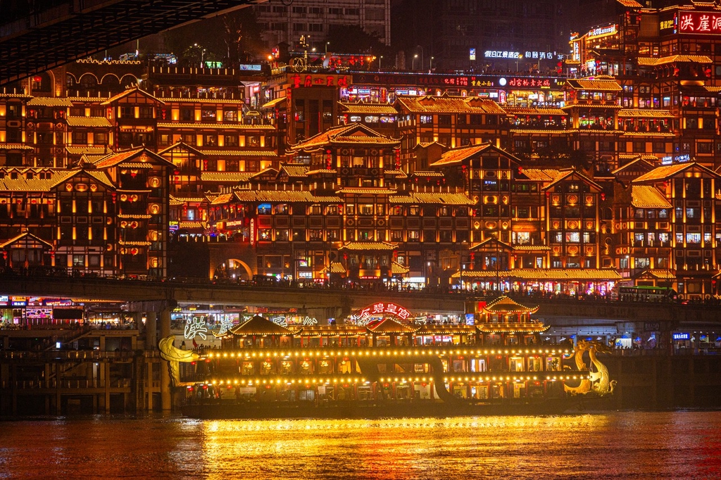 重庆洪崖洞夜景:仿古建筑层层叠叠 灯光璀璨如童话世界