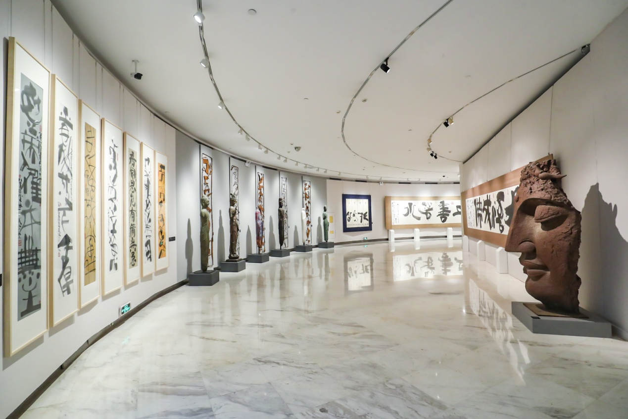 《美林的世界在深圳——韩美林艺术展：天·地·人·和》展厅