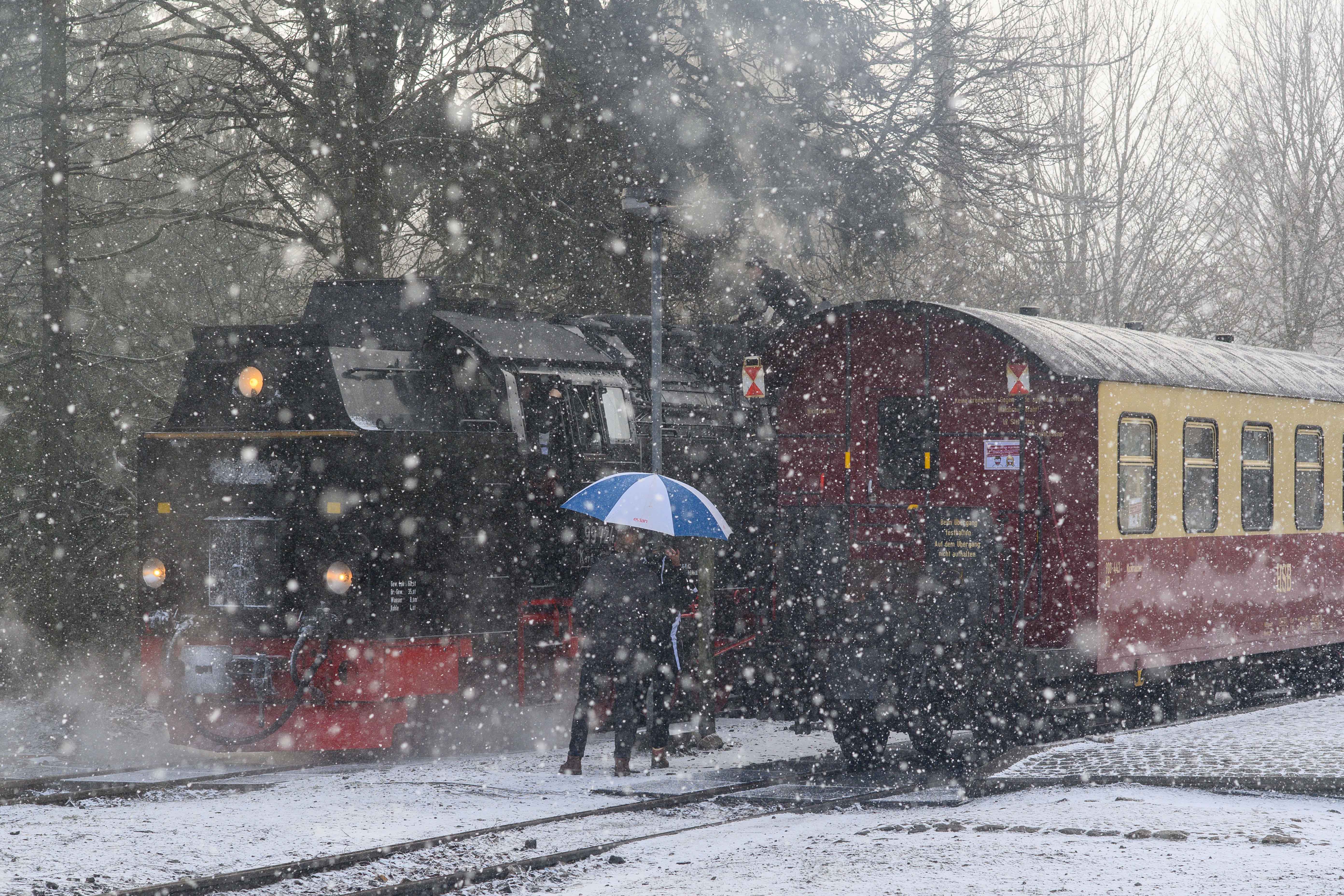 德国哈尔茨山区遇暴风雪列车大雪中停靠