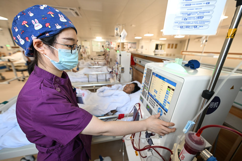 江苏海安市曲塘中心卫生院护士在血液透析中心操作设备（2024年7月31日摄）。海安加快优质医疗资源下沉，对基层医疗机构管理、技术等方面进行帮扶。数据显示，2023年海安市县域内就诊率为90.54%，基层医疗卫生机构门急诊占比为74.86%。新华社记者 季春鹏 摄