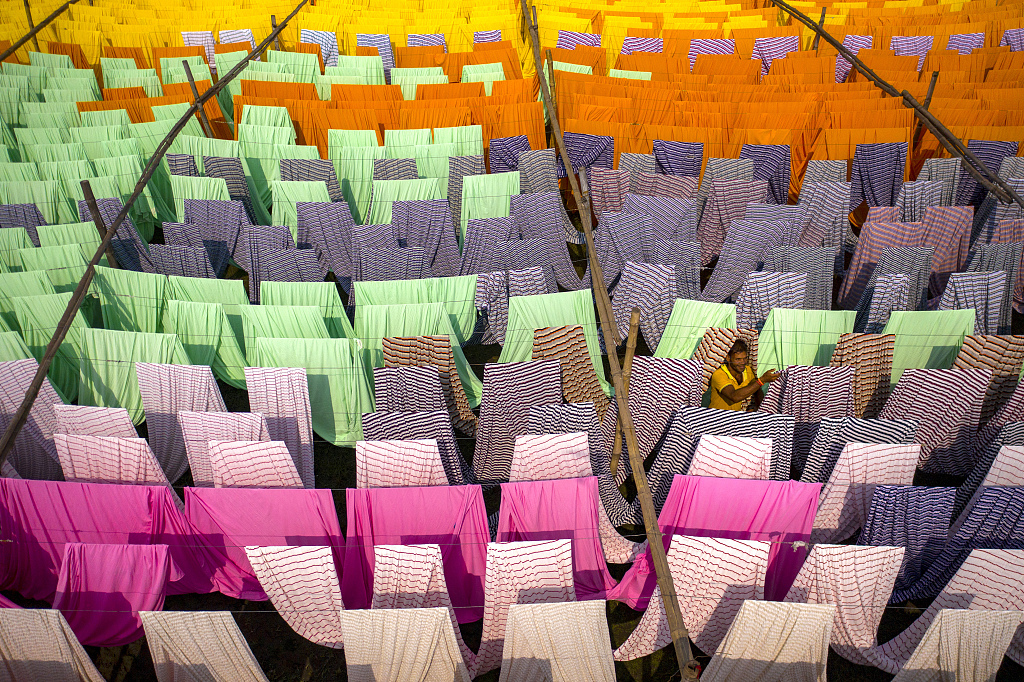 孟加拉工人晾晒彩色织布缤纷色泽打造彩虹视觉