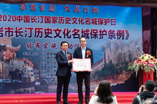 长汀县人民政府县长马水清为赖世贤先生颁发荣誉市民证书.