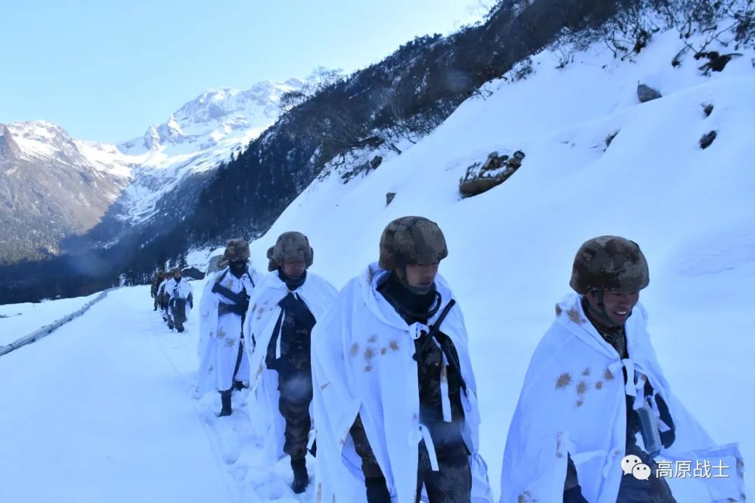 錘鍊硬功!邊防官兵雪地赤膊抗寒訓練