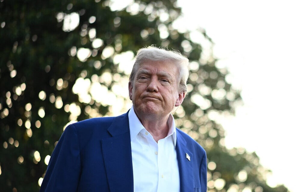 当地时间6月24日，美国华盛顿，特朗普在离开白宫南草坪后准备登机。图源：美媒