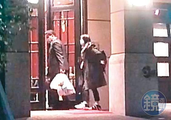 2020年11月3日晚8点29分,王定宇与颜若芳两人一起回到颜若芳家。图自台湾《镜周刊》