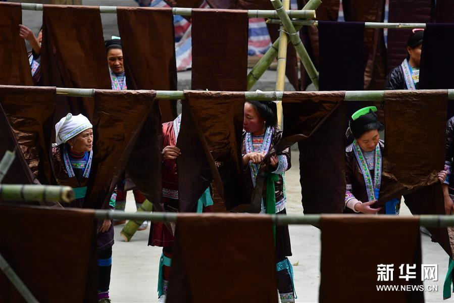 10月25日，乌英苗寨妇女们在亮布文化节上交流。 新华社记者 黄孝邦 摄