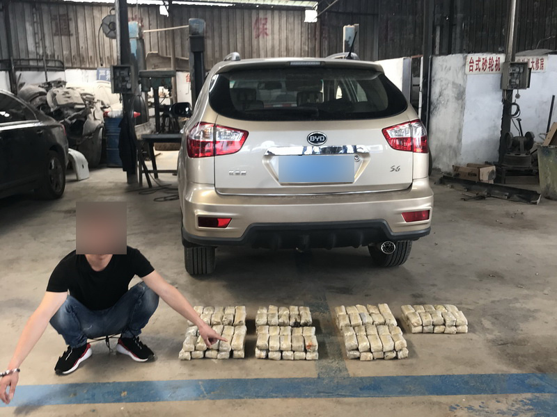 澜沧边境检查站移民管理警察查获藏匿在车体内的毒品。