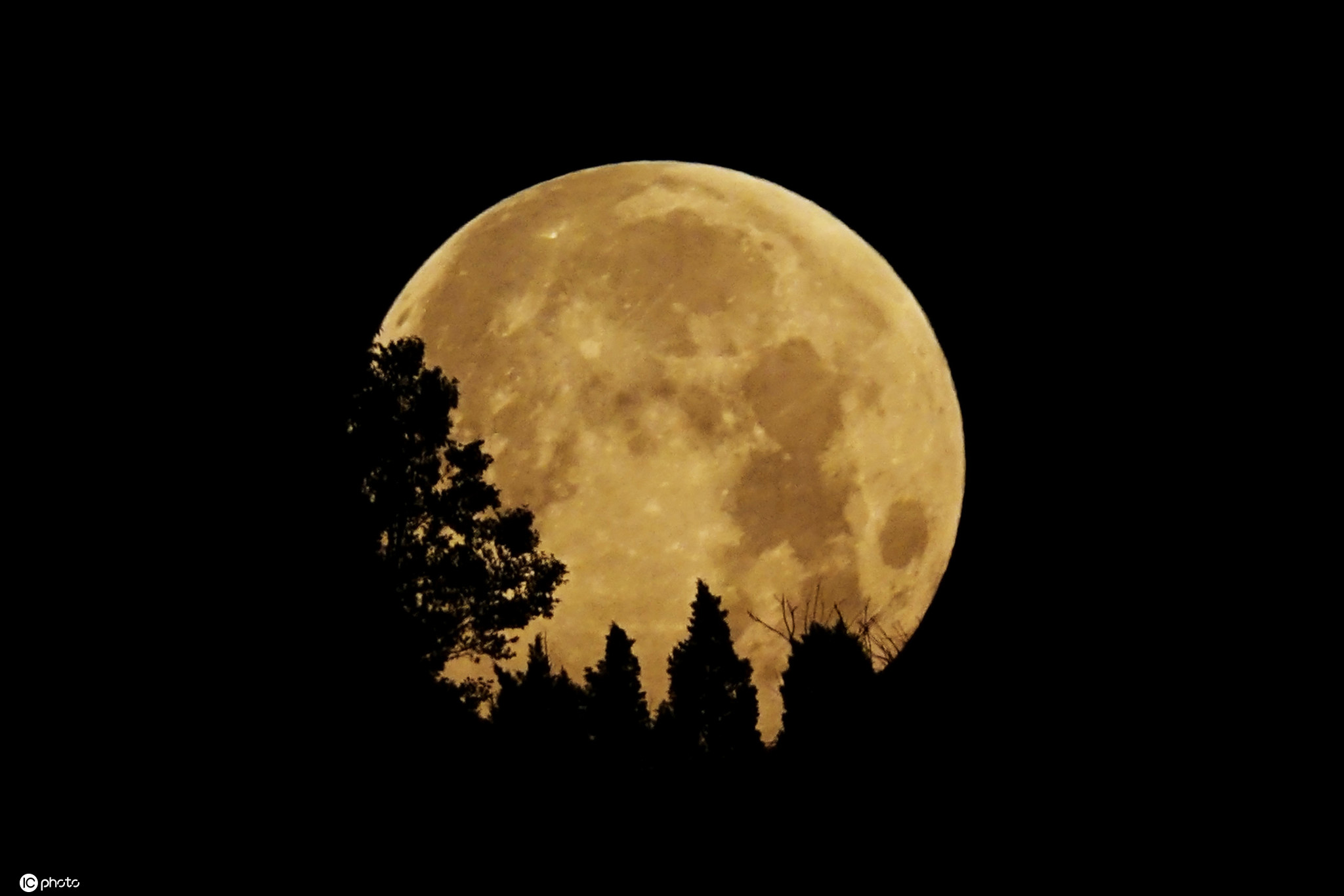 2020年6月6日凌晨,辽宁省大连市上空发生的半影月食.